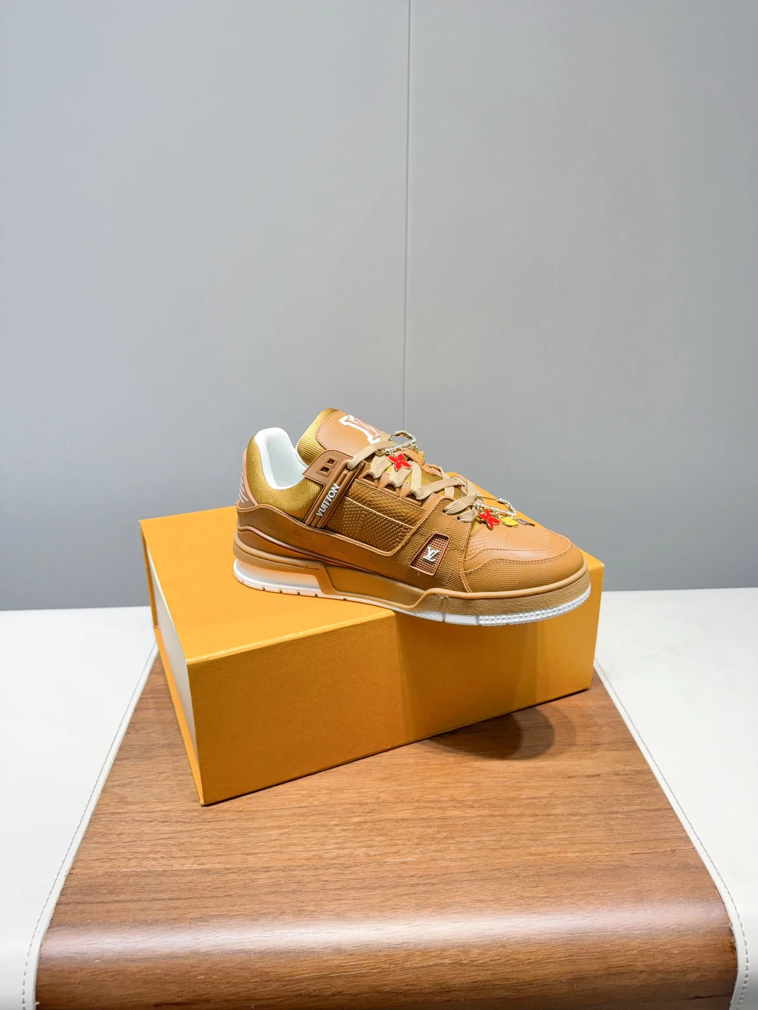 👟👟Ex-factory price 780👟👟Louis Vuitto- Louis Vuitton Couple's Casual Sports Shoes Skateboard Shoes Original purchase, development and production This LV Traine- sports shoe is made of cow leather to create a complex upper, which requires several hours of ingenious sewing to complete. The classic configuration is from the hands of Virgil Ablo-, showing the inspiration of retro basketball shoes. Exquisite packaging at the delivery counter. Fabric: Original customized first-layer cowhide. Inner foot pad: Breathable mesh. Heel height: 3cm. Outsole: Original molded two-color TPU combination outsole. Size: 35-45 (40 for women and 45 for men. Custom-made, non-refundable) (Note: Bulk items do not come with buckles. Please inform us if you need buckles when ordering) Buckle +20
